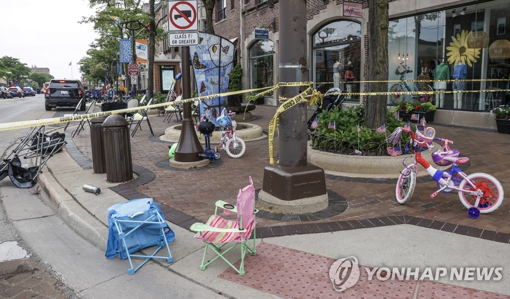미국 시카고 교외 독립기념일 퍼레이드에서 총격사건 후 현장에 버려진 유모차와 의자, 자전거