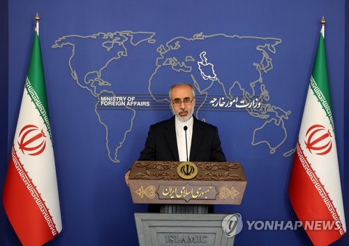 기자회견하는 이란 외무부 대변인