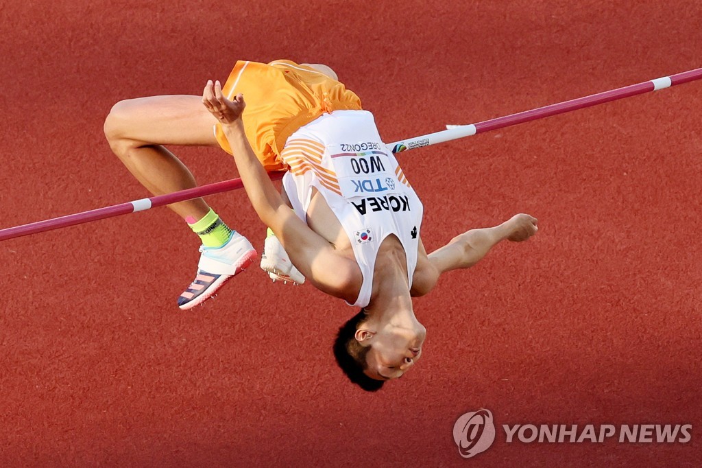 In this EPA photo, Woo Sang-hyeok of South Korea competes in the men's high jump final at the World Athletics Championships at Hayward Field in Eugene, Oregon, on July 18, 2022. (Yonhap)
