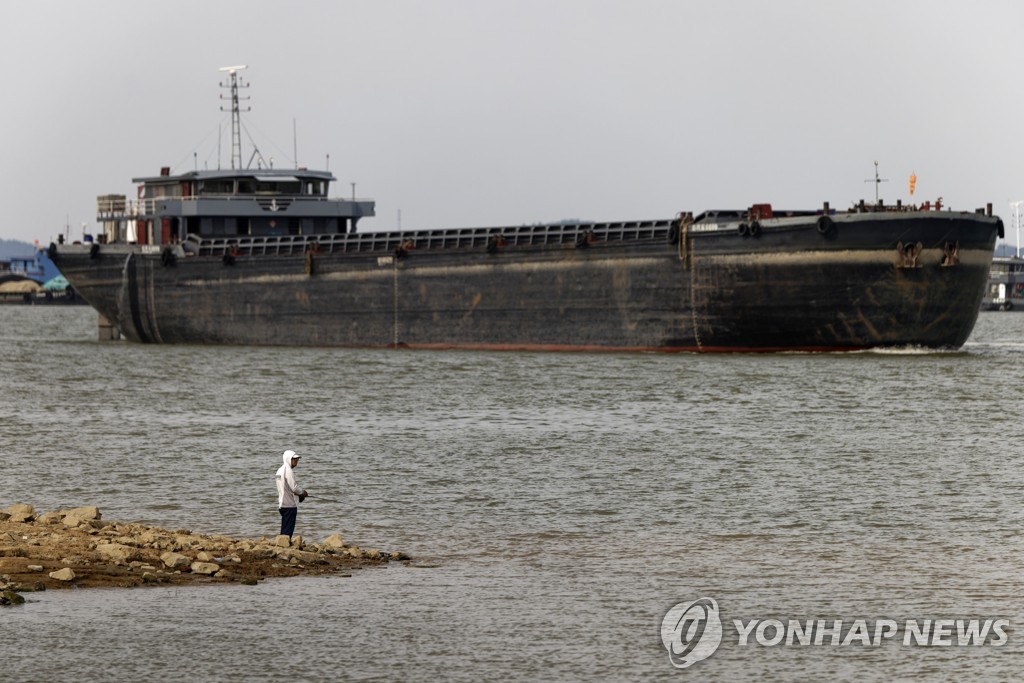 수위가 내려간 중국 창장을 운항 중인 선박