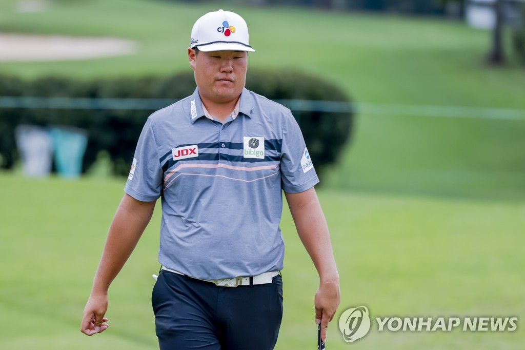 In this EPA photo, Im Sung-jae of South Korea walks on the fifth green during the practice round prior to the Tour Championship at East Lake Golf Club in Atlanta on Aug. 24, 2022. (Yonhap)