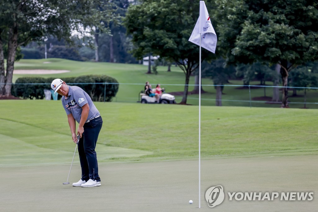 In this EPA photo, Im Sung-jae of South Korea putts on the fifth green during the practice round prior to the Tour Championship at East Lake Golf Club in Atlanta on Aug. 24, 2022. (Yonhap)