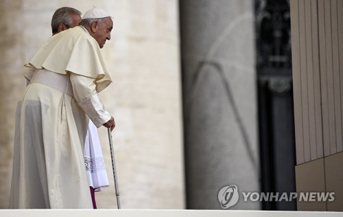 교황 "무릎 때문에 당장은 키이우·모스크바 방문 어려워"