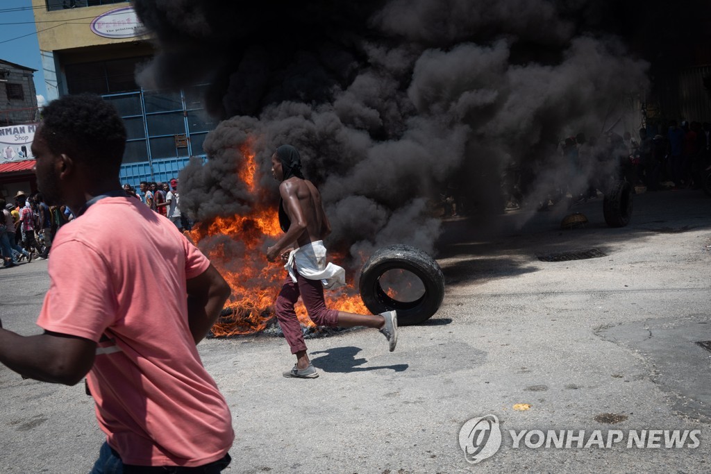 아이티 도심에서 불 타는 타이어
