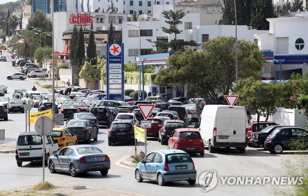 연료 수급 불안 속에 튀니지 수도 튀니스의 주유소에 차들이 긴 줄을 섰다.