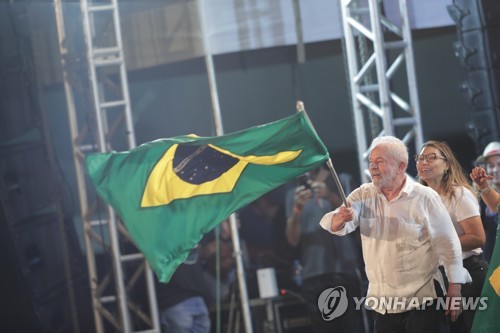 4색 브라질 국기 흔들며 대선 승리 자축하는 룰라 당선인