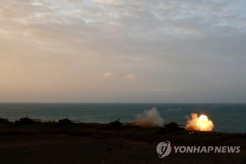 해안에서 포사격 훈련 중인 대만군 M60A3 전차들