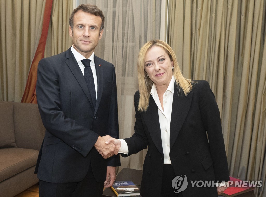 10월 23일 로마에서 악수하는 멜로니 총리와 마크롱 대통령