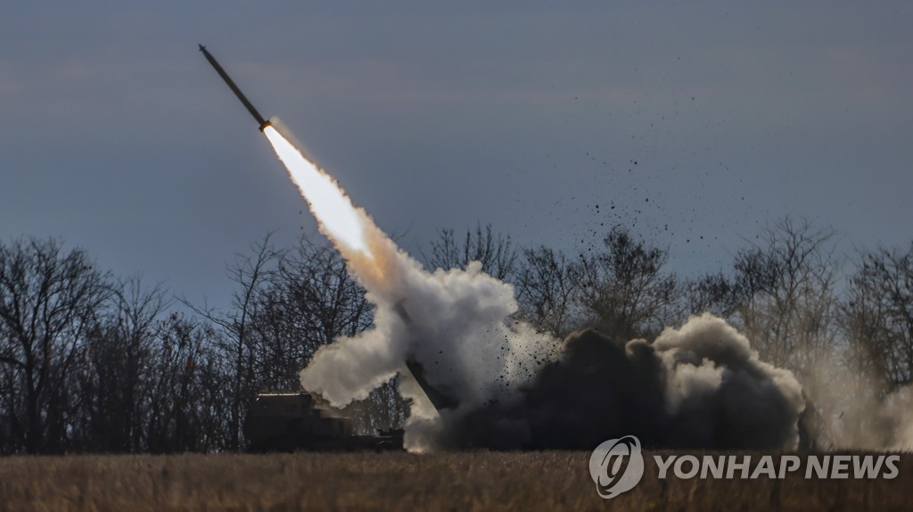 로켓 발사하는 우크라이나군 HIMARS