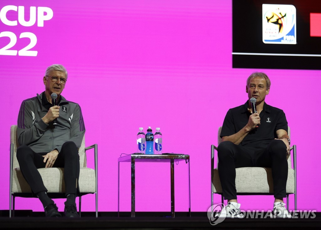 In this EPA photo, Arsene Wenger (L), FIFA chief of global football development and leader of its Technical Study Group (TSG), and Jurgen Klinsmann, a member of the TSG, speak at a media briefing at the Main Media Centre for the FIFA World Cup in Al Rayyan, Qatar, on Dec 4, 2022. (Yonhap)
