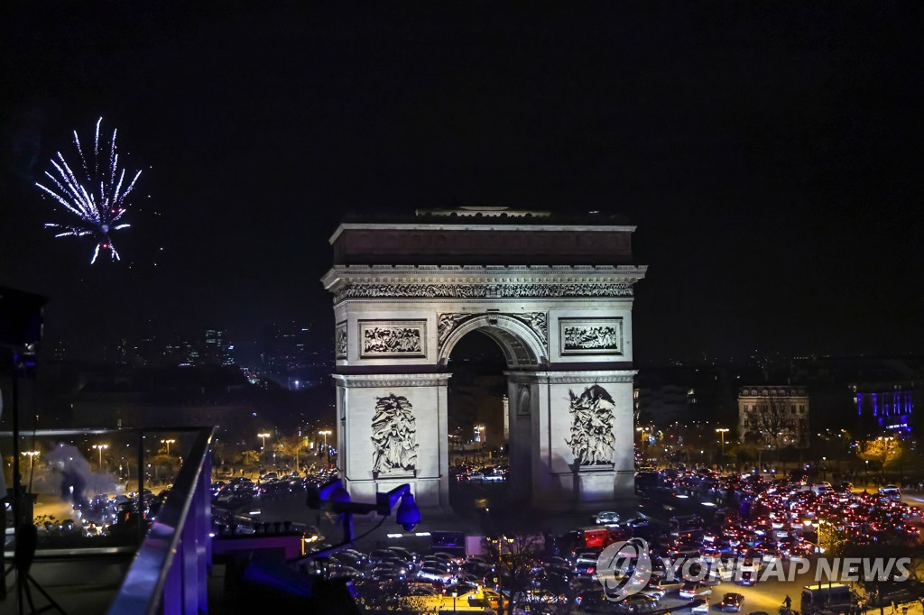 파리 샹젤리제 거리에서 폭죽을 터뜨리며 프랑스 월드컵 결승 진출을 축하하는 팬들