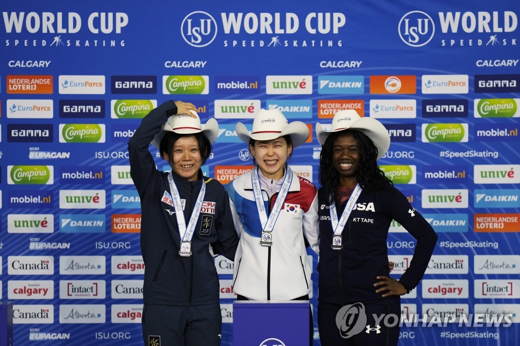 베이징올림픽 우승-준우승 선수 사이에서 활짝 웃는 김민선