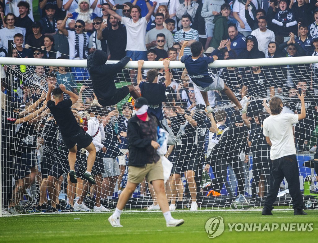 경기장에 난입한 호주 축구 팬들