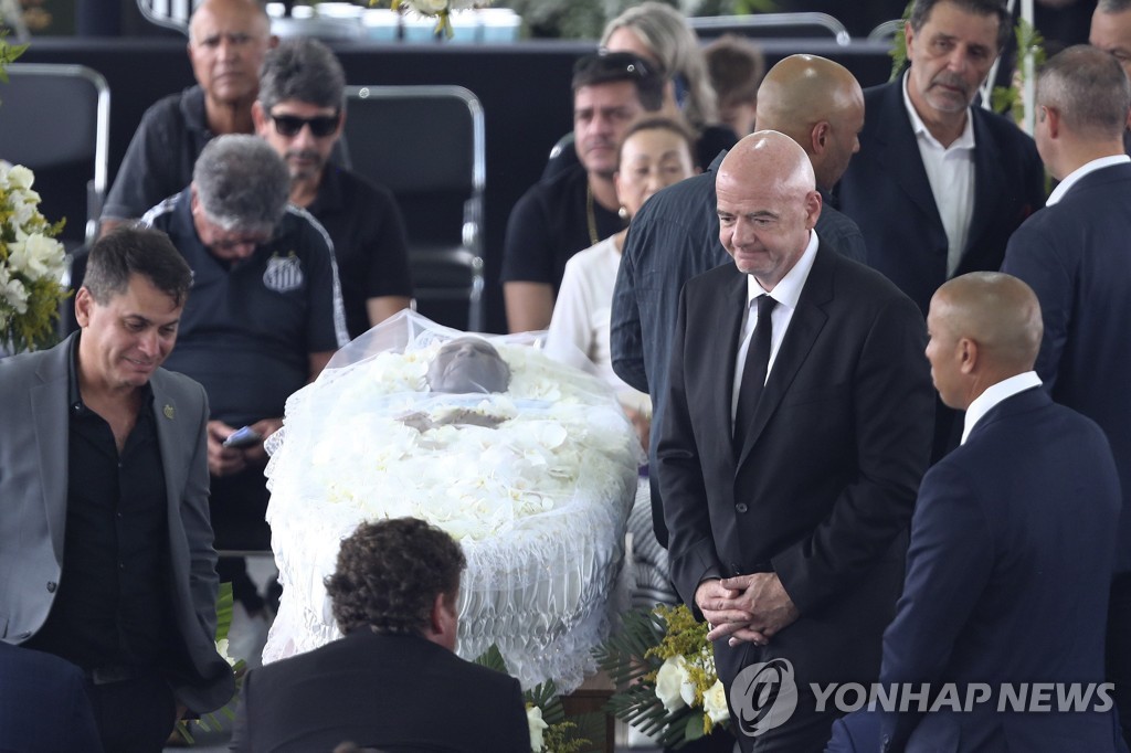 펠레의 장례식에 참석한 잔니 인판티노 FIFA 회장(가운데에서 오른쪽)