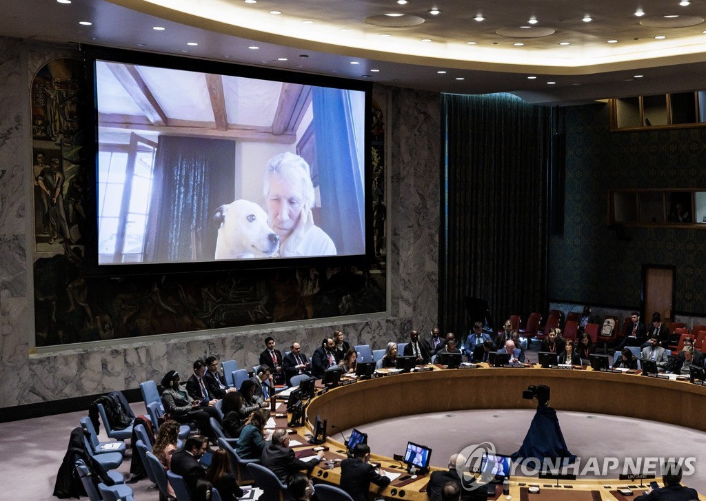 유엔 안보리 회의에서 화상연설하는 로저 워터스