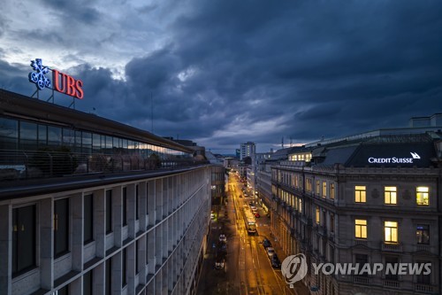 마주 보고 있는 UBS와 CS 간판