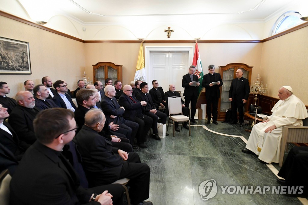 헝가리 방문 당시 헝가리 예수회 사제들을 만나는 교황