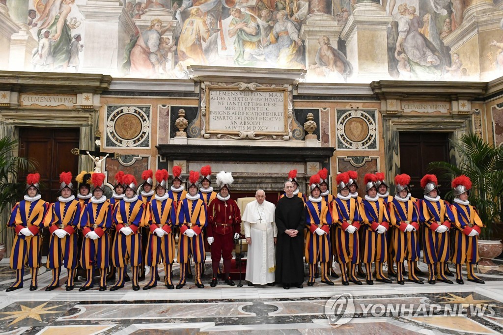 바티칸 스위스 근위대 신병들과 기념 촬영을 하는 프란치스코 교황