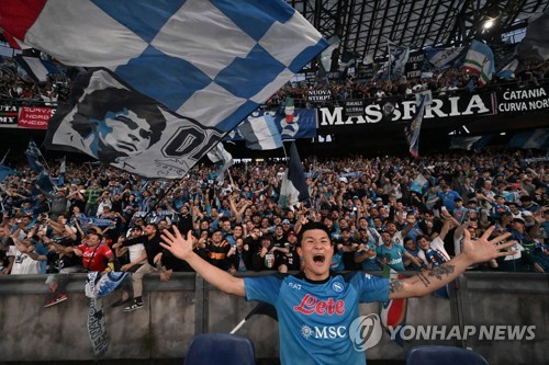 In this EPA photo, Kim Min-jae of Napoli celebrates with fans after a 1-0 win over ACF Fiorentina at Stadio Diego Armando Maradona in Naples, Italy, on May 7, 2023. (Yonhap)