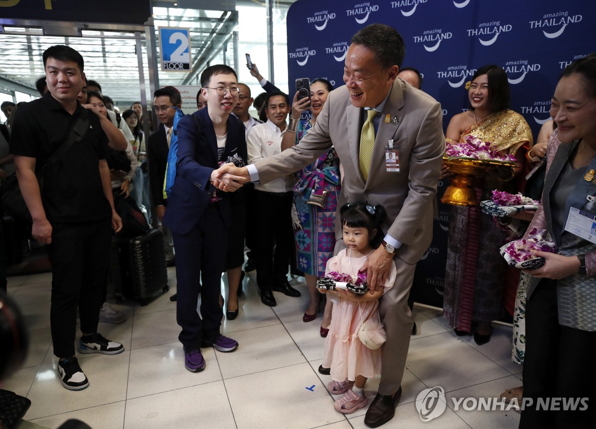 공항서 중국 단체 관광객 환영하는 태국 총리