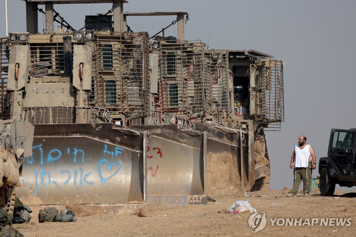 팔레스타인 가자지구와의 경계에 집결해 있는 이스라엘군 장갑 불도저의 모습.