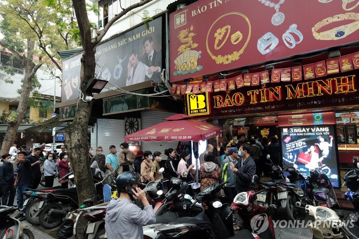 금 사려고 귀금속 가게 앞에 줄선 베트남 시민들