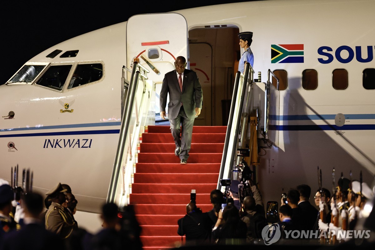 2일 새벽 베이징 서우두공항 도착한 시릴 라마포사 남아공 대통령