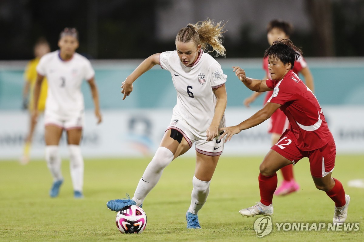 북한과 미국의 U-17 여자 월드컵 준결승 장면