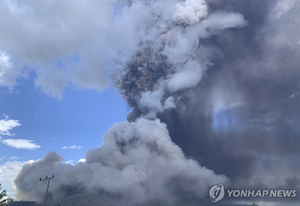 연기 뿜어내는 인도네시아 화산