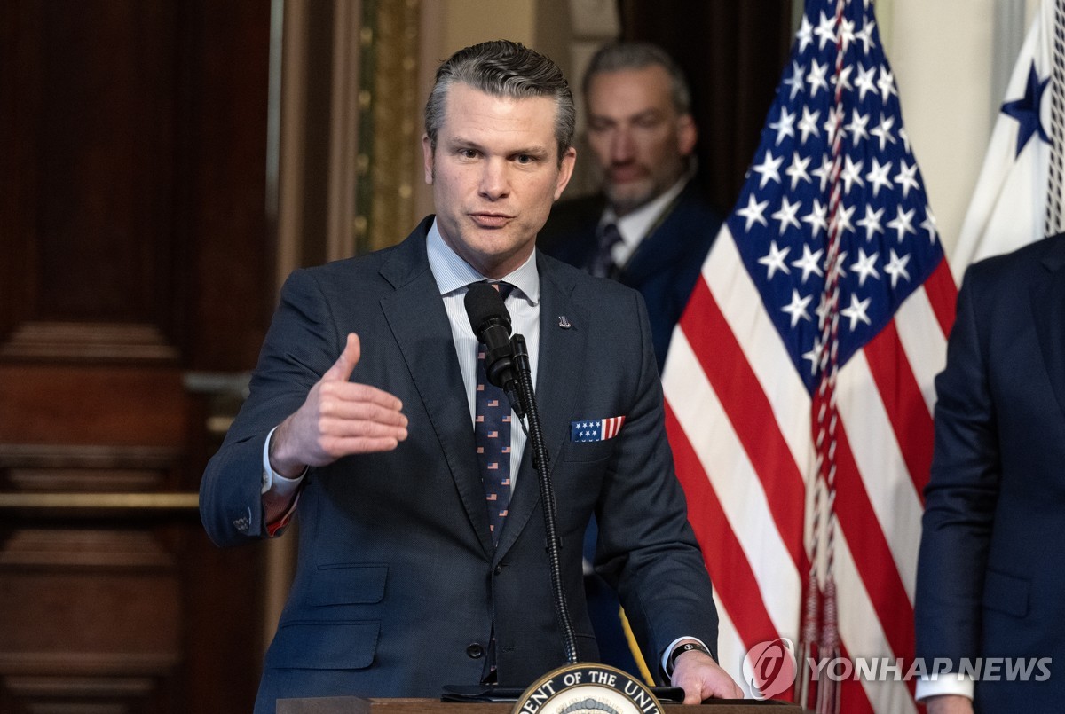 Esta foto de archivo del 25 de enero de 2025, publicada por la EPA, muestra el Secretario de Defensa de los Estados Unidos, Pete Hegseth, haciendo comentarios después de prestar juramento en Washington, DC (Foto no a la venta) (Yonhap)