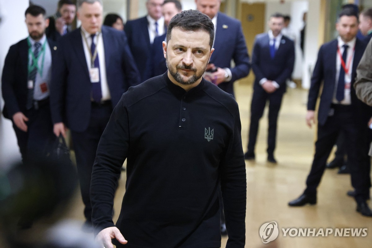 6일(현지시간) 벨기에 브뤼셀에서 열린 유럽연합(EU) 특별정상회의에 참석한 젤렌스키 우크라이나 대통령. [EPA=연합뉴스]