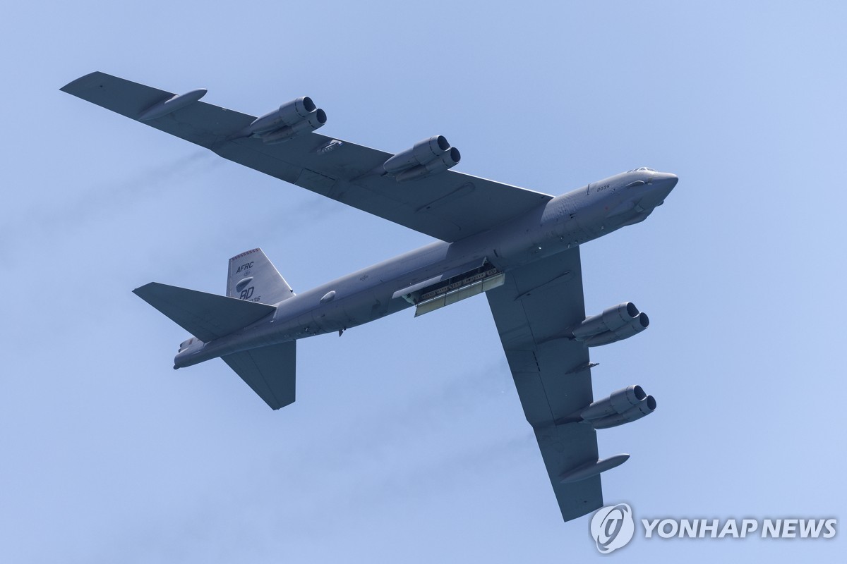 美여객기와 전략폭격기 B-52, 공중에서 '아찔한' 충…