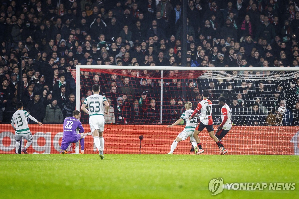 득점포를 터트리는 양현준(등번호 13)