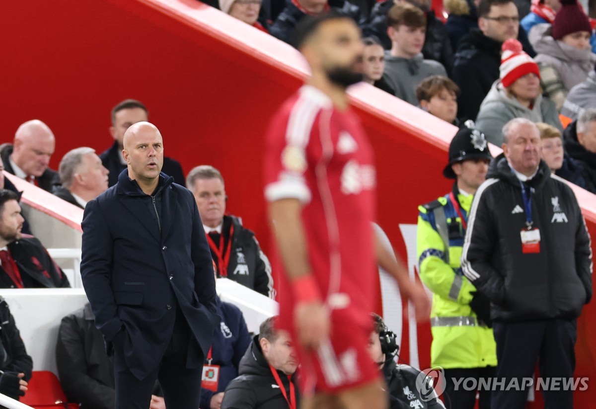 아르네 슬롯 리버풀 감독(왼쪽).