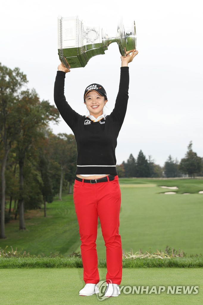 In this Getty Images photo, Kim Sei-young of South Korea holds up the trophy after winning the KPMG Women's PGA Championship at Aronimink Golf Club in Newtown Square, Pennsylvania, on Oct. 11, 2020. (Yonhap)