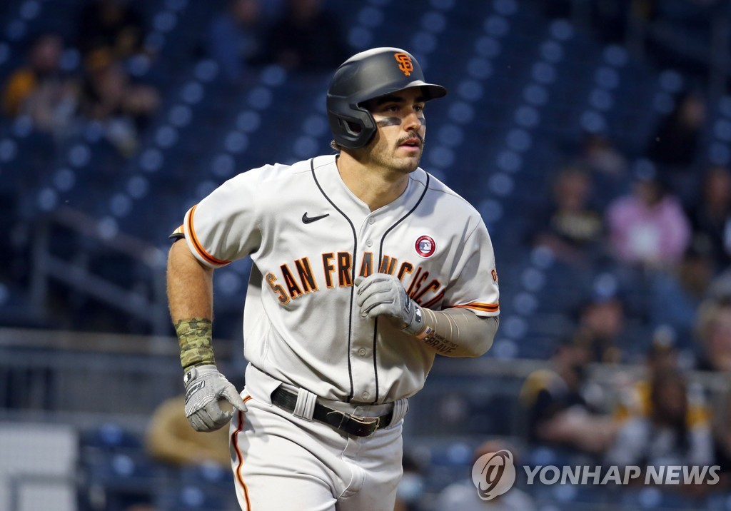 In this Getty Images file photo from May 15, 2021, Mike Tauchman of the San Francisco Giants watches his two-run home run against the Pittsburgh Pirates in the top of the sixth inning of a Major League Baseball regular season game at PNC Park in Pittsburgh. (Yonhap)