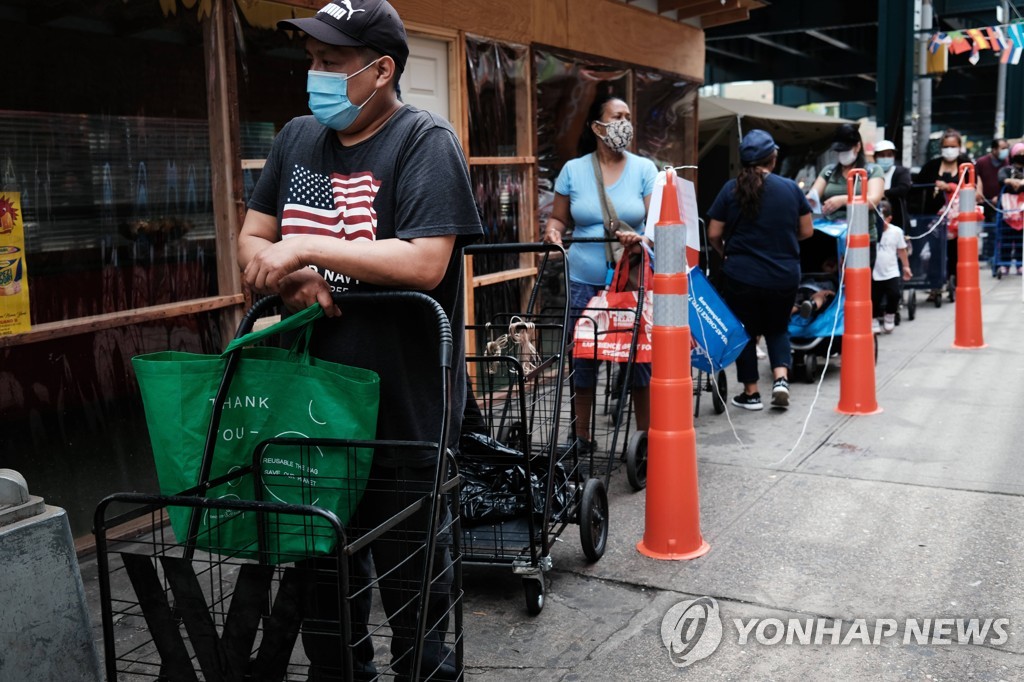 지난 4일(현지시간) 미국 뉴욕주 뉴욕시의 무료급식소 앞에 주민들이 줄지어 대기하고 있다.