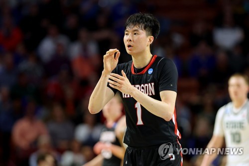 In this Getty Images photo, Lee Hyun-jung of the Davidson Wildcats reacts to a play against the Michigan State Spartans during the first round game of the West Region in the National Collegiate Athletic Association Division I Men's Basketball Tournament at Bon Secours Wellness Arena in Greenville, South Carolina, on March 18, 2022. (Yonhap)