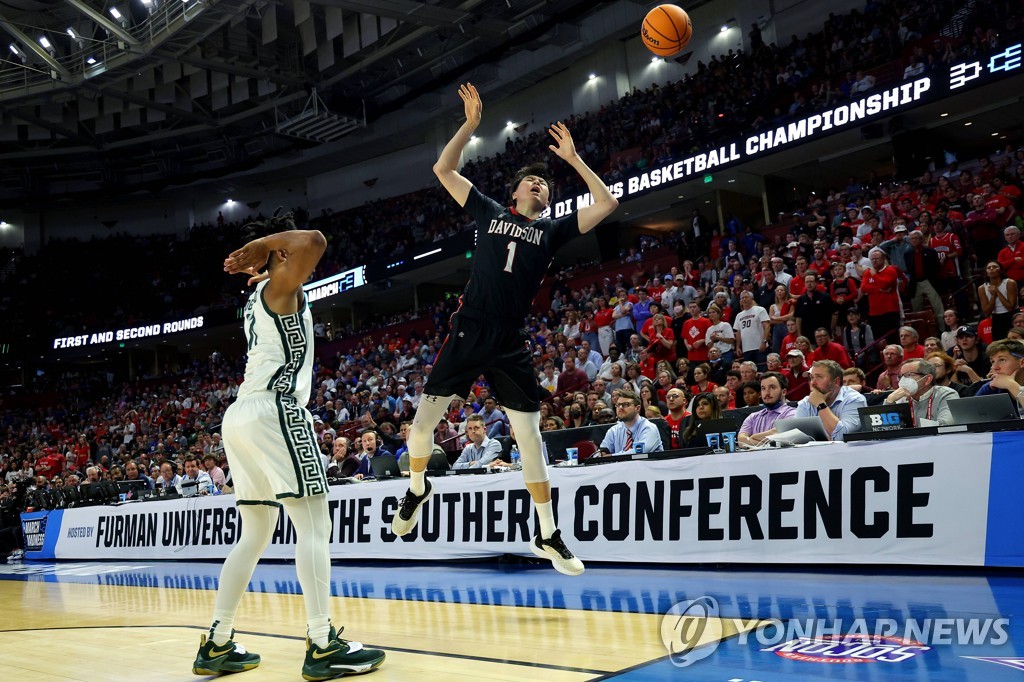 In this Getty Images file photo from March 18, 2022, Lee Hyun-jung of the Davidson Wildcats (R) loses control of the ball against A.J. Hoggard of the Michigan State Spartans during the first round game of the West Region in the National Collegiate Athletic Association Division I Men's Basketball Tournament at Bon Secours Wellness Arena in Greenville, South Carolina. (Yonhap)