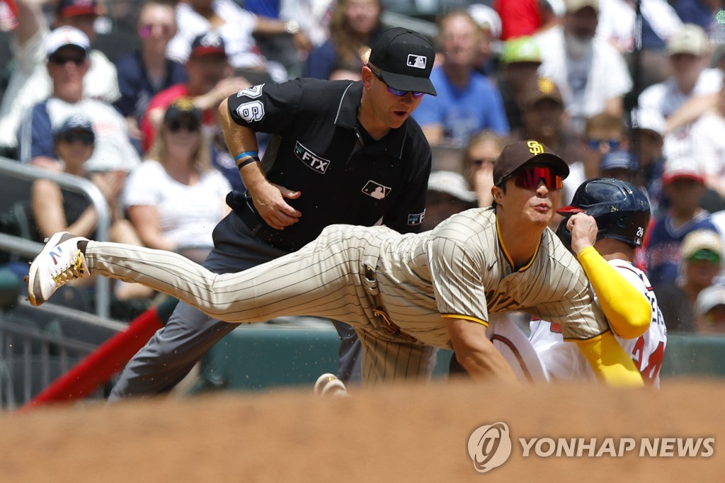 In this Getty Images photo, San Diego Padres third baseman Kim Ha-seong tags out William Contreras of the Atlanta Braves at third base during the bottom of the 10th inning of a Major League Baseball regular season game at Truist Park in Atlanta on May 15, 2022. (Yonhap)