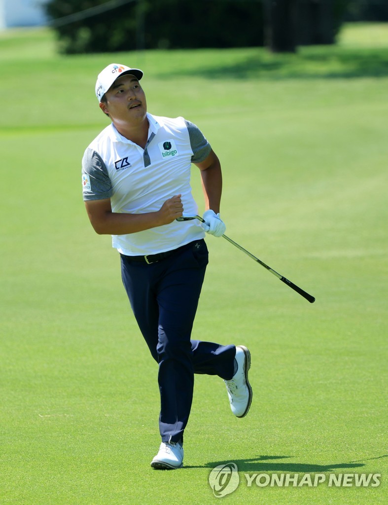 In this Getty Images photo, Lee Kyoung-hoon of South Korea runs to get a better look at his second shot on the 12th hole during the final round of the AT&T Byron Nelson at TPC Craig Ranch in McKinney, Texas, on May 15, 2022. (Yonhap)