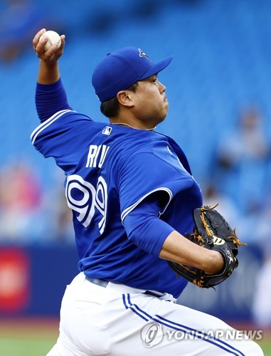 Blue Jays pitcher Hyun Jin Ryu leaves game after being struck by liner on  right knee