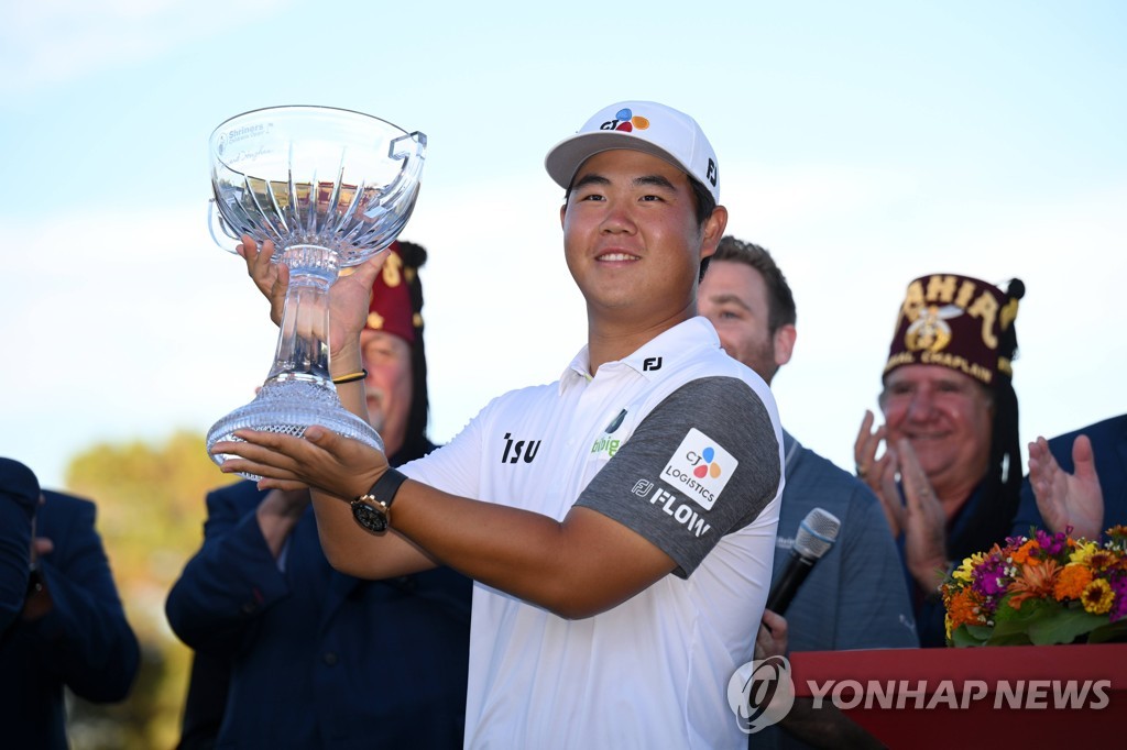 In this Getty Images photo, Kim Joo-hyung of South Korea hoists the trophy after winning the Shriners Children's Open at TPC Summerlin in Las Vegas on Oct. 9, 2022. (Yonhap)