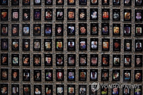 마약 펜타닐 관련 사망자 사진이 부착된 미국 마약단속국 벽면