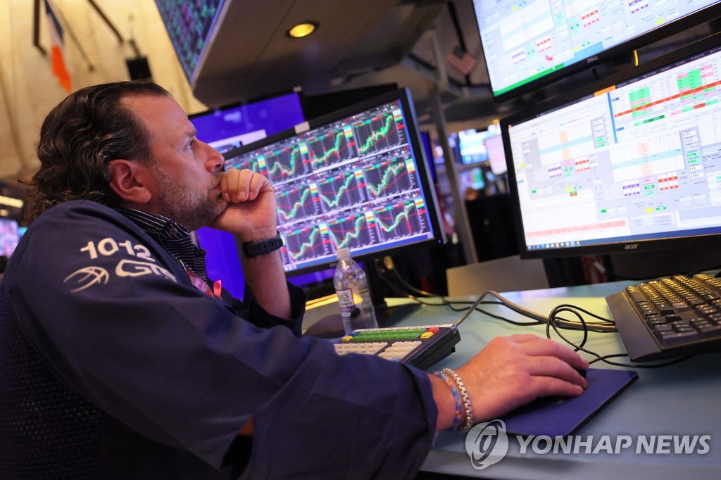 뉴욕증권거래소에서 한 트레이더가 일하고 있다. 연합뉴스 자료 사진