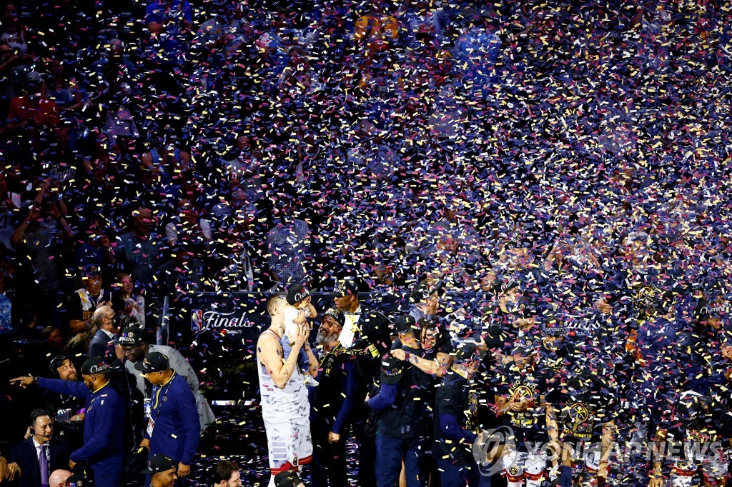 NBA 우승 트로피를 들어올린 덴버 너기츠의 센터 니콜라 요키치