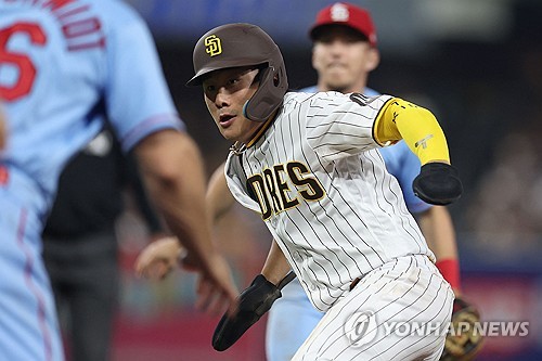김하성, 9경기 만에 멀티 히트…실책도 두 차례 유도
