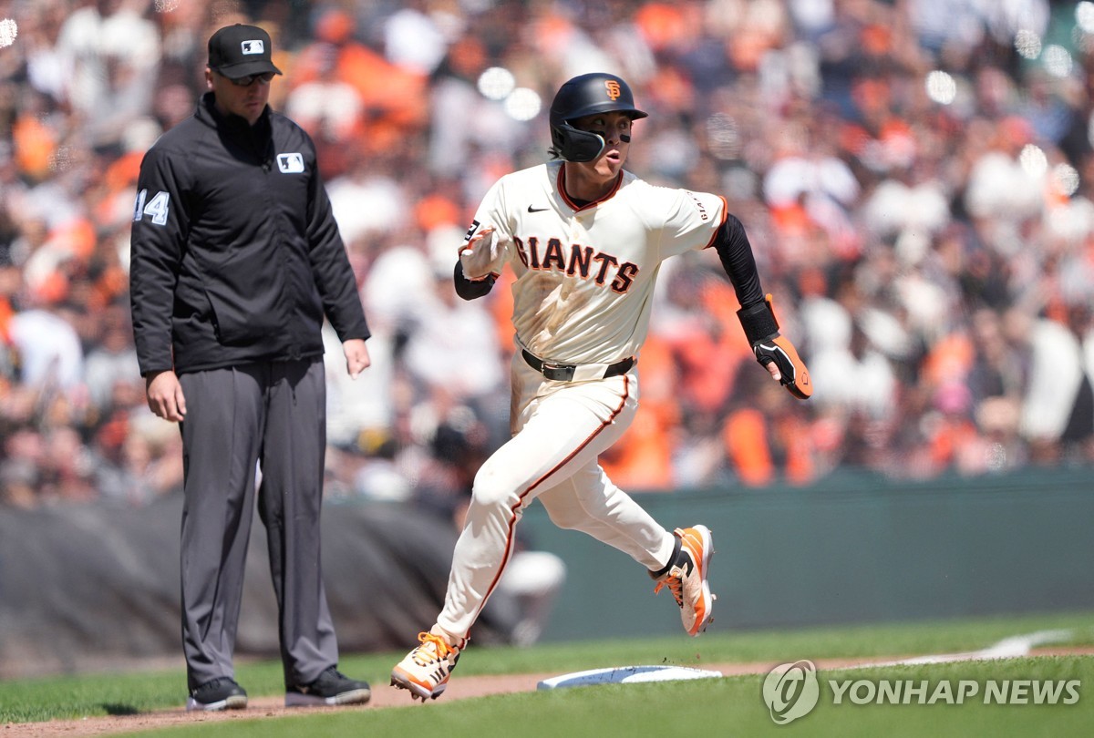 Giants' Lee Jung-hoo scores run in home debut; Padres' Kim Ha-seong ...