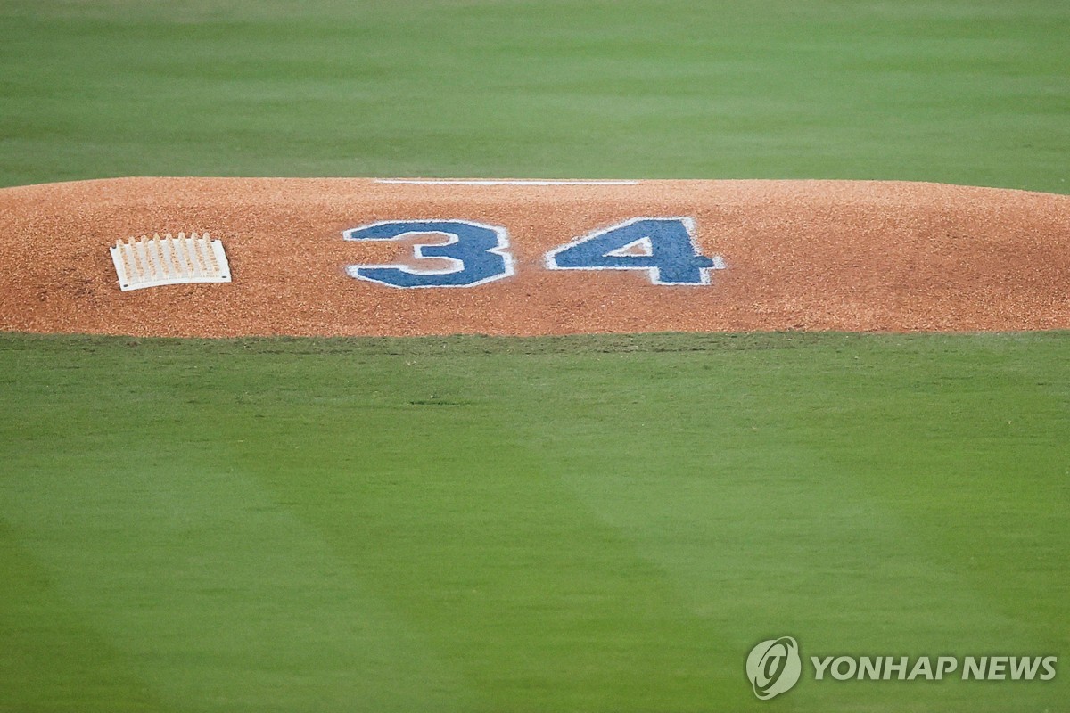 다저스타디움 마운드에 새겨진 페르난도 발렌수엘라의 등번호 34번