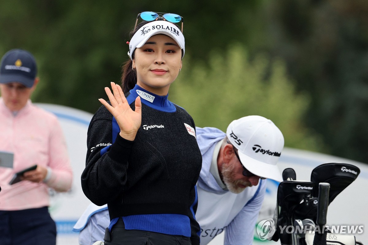 손 흔드는 윤이나